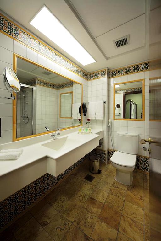 غرفة كلاسيكية بسريرين مطلة على المدينة.