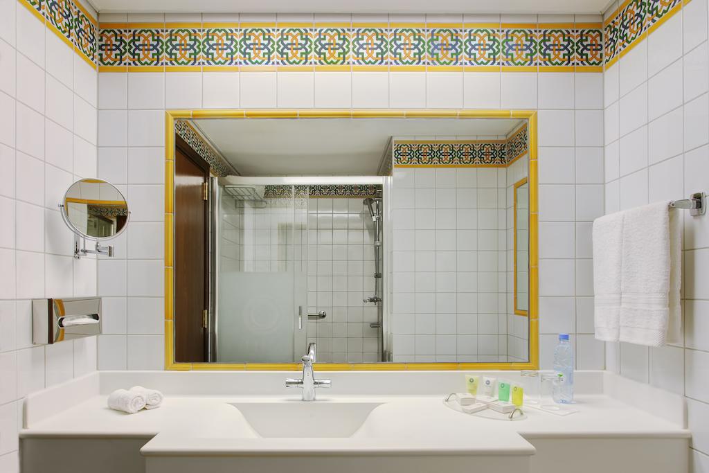 غرفة كلاسيكية بسريرين مطلة على المدينة.